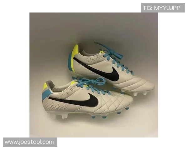 经典回顾：球星穿过的那些传奇老款足球鞋引发的时尚潮流